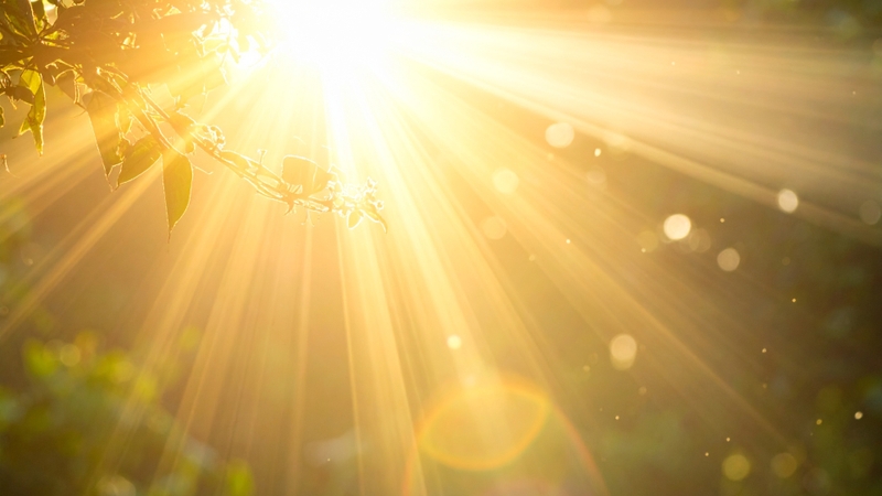 Bức xạ nhiệt là gì? Bức xạ nhiệt là hình thức truyền nhiệt diễn ra thông qua các sóng điện từ được phát ra từ bề mặt vật thể