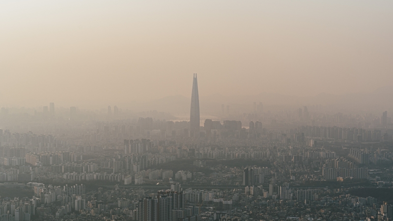 Bụi mịn PM2.5 đây được xem là loại bụi có mức độ nguy hiểm cao vì kích thước cực nhỏ cho phép chúng đi qua các lớp màng lọc tự nhiên của cơ thể