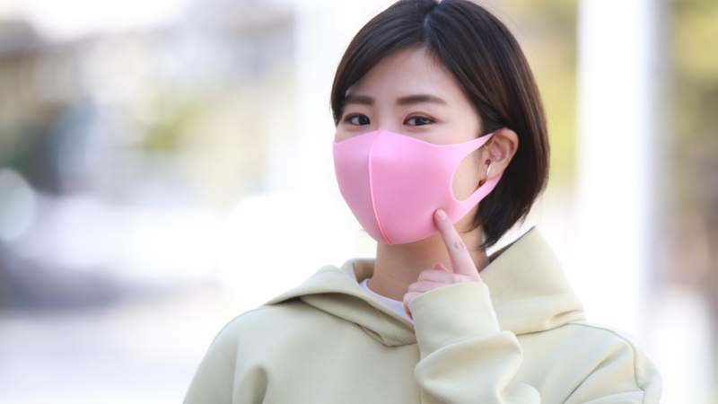 Việc đeo khẩu trang đúng cách sẽ giúp giảm đáng kể lượng hạt bụi đi vào hệ hô hấp