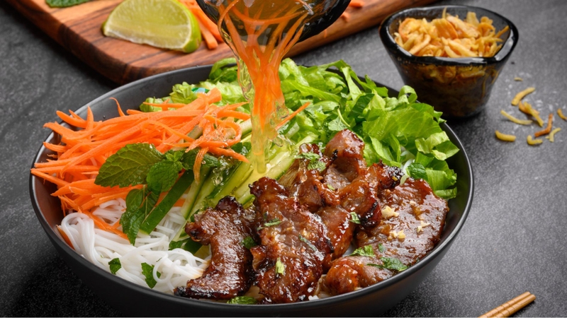 Nên ăn kèm bún thịt nướng với nhiều rau xanh