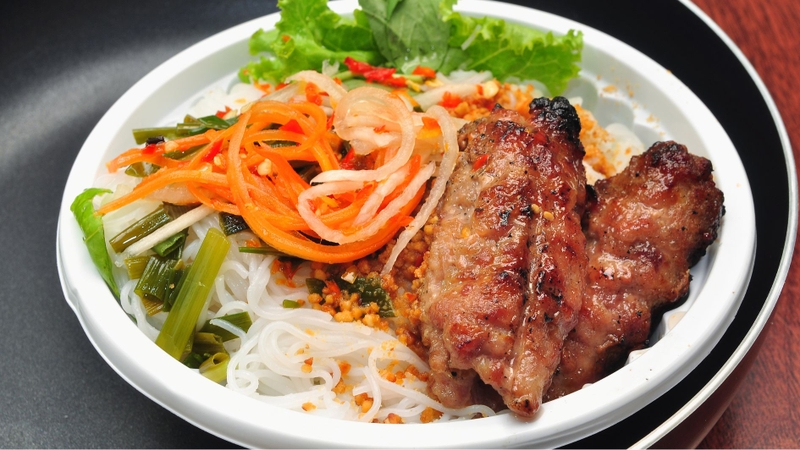Không nên ăn bún thịt nướng vào buổi tối