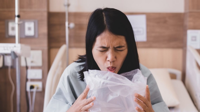 Cần theo dõi các triệu chứng đi kèm bụng lõm lòng thuyền