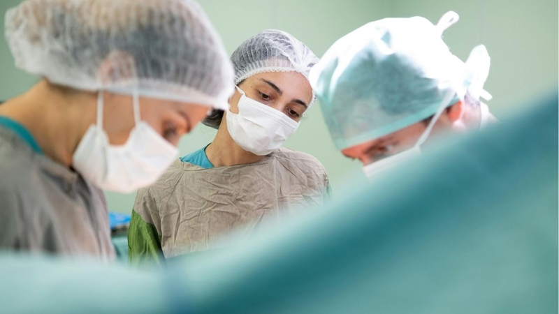 Hình ảnh bụng lõm rõ rệt cho thấy bệnh đã ở giai đoạn nặng cần can thiệp y tế