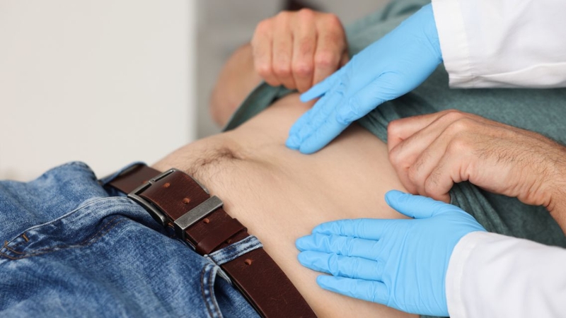 Cần theo dõi các dấu hiệu khó chịu kèm theo bụng phình to căng cứng để đi khám kịp thời