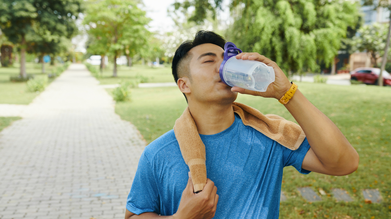Bụng sôi đi ngoài lỏng có bọt nên được xử lý bằng cách bù nước và điện giải phù hợp.