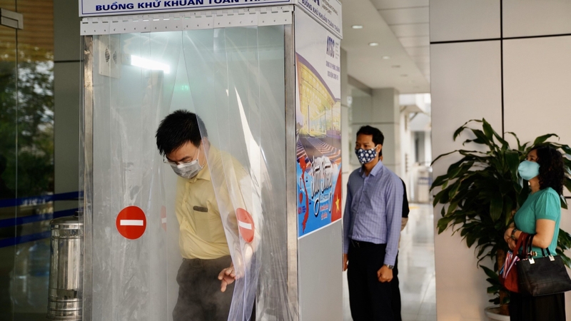 Không nên dùng buồng khử khuẩn toàn thân nhằm đảm bảo an toàn 2