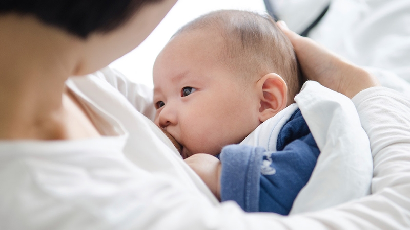 Bướu cổ sau khi sinh và việc nuôi con bằng sữa mẹ