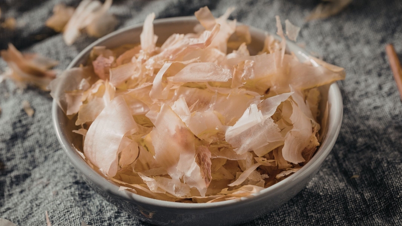 Cá bào là sản phẩm từ cá ngừ đại dương được nấu chín, hun khói, lên men và phơi khô theo phương pháp truyền thống Nhật Bản rồi bào mỏng thành lát