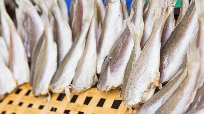 Chế biến cá đù đúng cách để khử mùi tanh và loại bỏ tạp chất