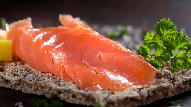 Cá hồi hun khói: Giá trị dinh dưỡng, lợi ích sức khỏe và rủi ro khi lạm dụng 2