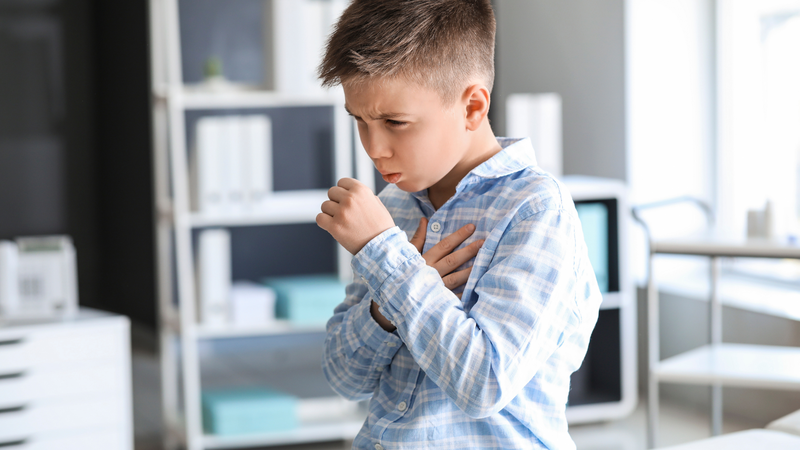 Adenovirus có thể lây truyền qua giọt bắn đường hô hấp khi người bệnh ho, hắt hơi hoặc nói chuyện ở khoảng cách gần