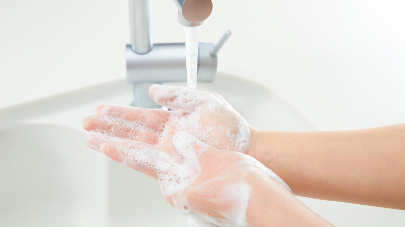 Rửa tay thường xuyên bằng xà phòng và nước sạch hoặc dung dịch sát khuẩn tay