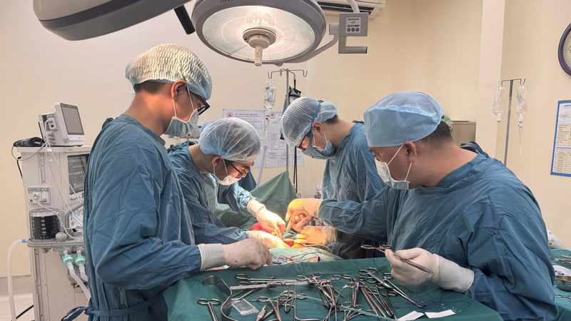 Ca mổ cắt bàng quang tận gốc kèm chuyển lưu nước tiểu theo phương pháp Bricker kéo dài hơn 6 giờ