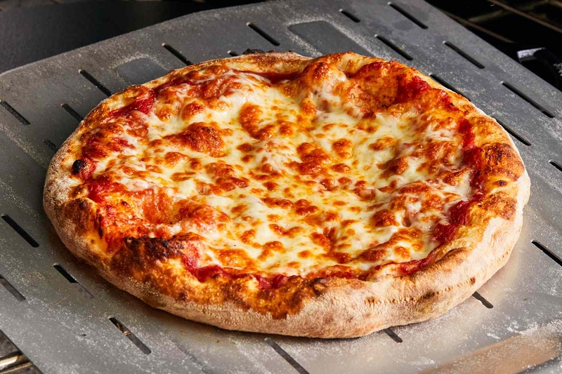 Ăn cá mòi với pizza độc đáo, lạ miệng