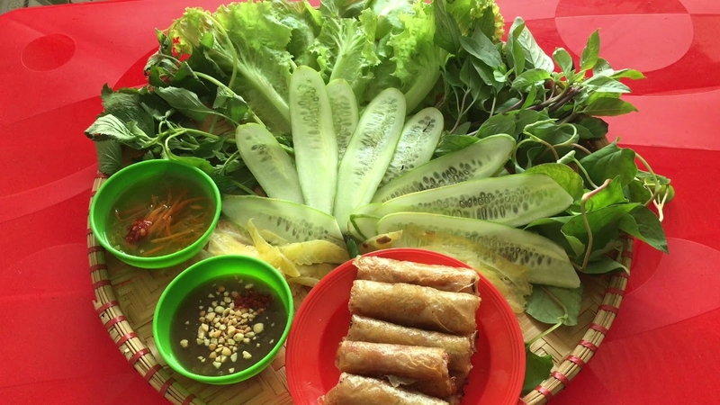 Chả giò cá trích giòn rụm, cuốn với bánh tráng...