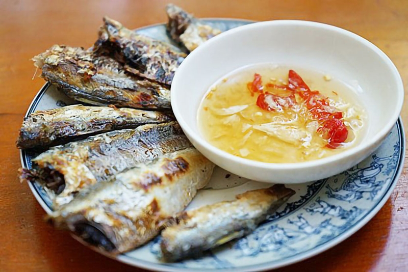 Nước chấm cho món cá trích nướng là hỗn hợp ớt và tỏi băm nhỏ với một chút chanh