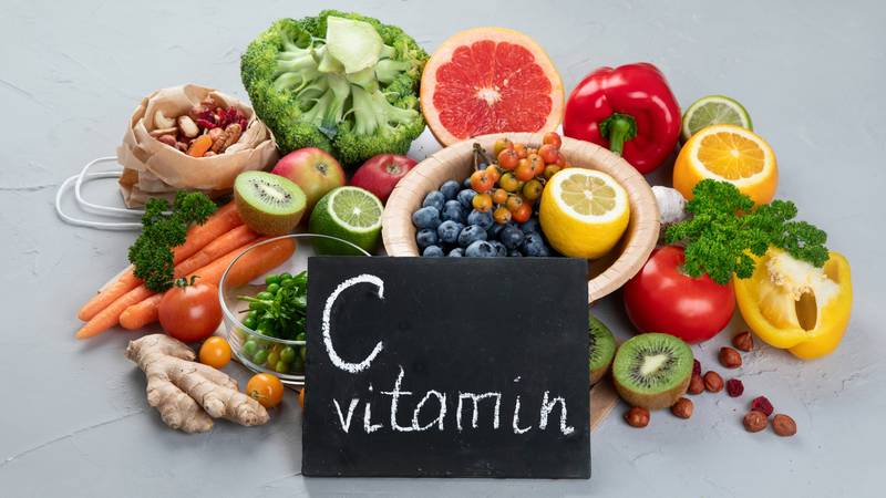 Nên kết hợp nguồn protein với rau củ và trái cây giàu vitamin C