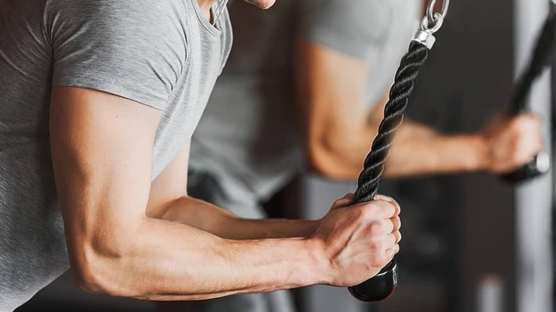 Cable bicep curl - Bài tập giúp thon gọn và săn chắc cánh tay 4