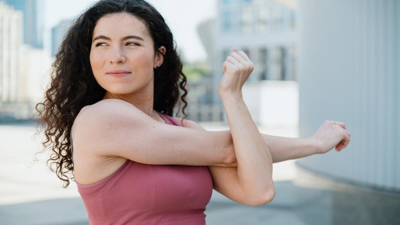 Các bài tập giảm mỡ bắp tay bằng tạ hiệu quả 4