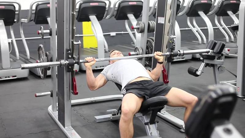 Đẩy ngực trên bằng máy Smith cải thiện hình dáng ngực trên hiệu quả