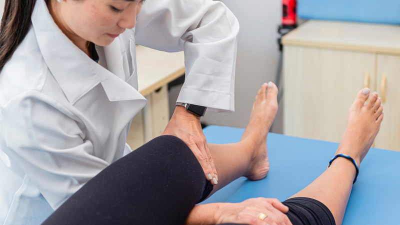 Khi dây chằng bị tổn thương, việc tập phục hồi chức năng là bước cần thiết