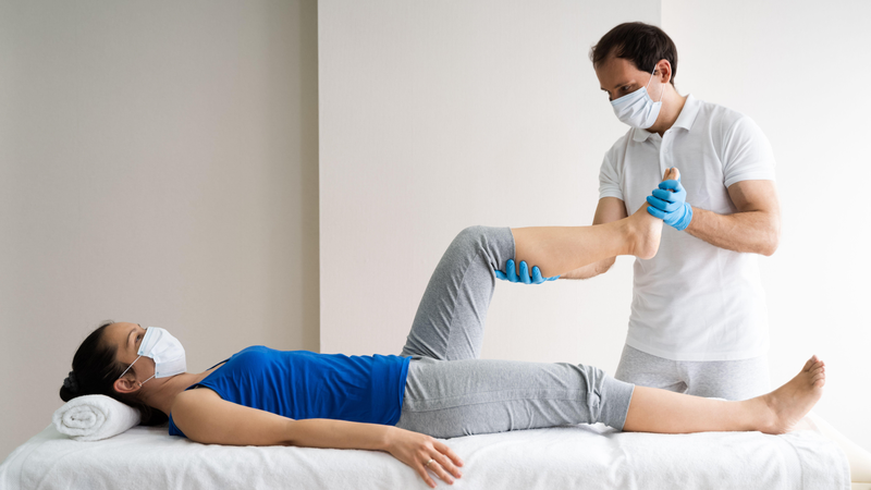 Người bệnh nên tập luyện theo hướng dẫn của bác sĩ hoặc chuyên viên phục hồi chức năng