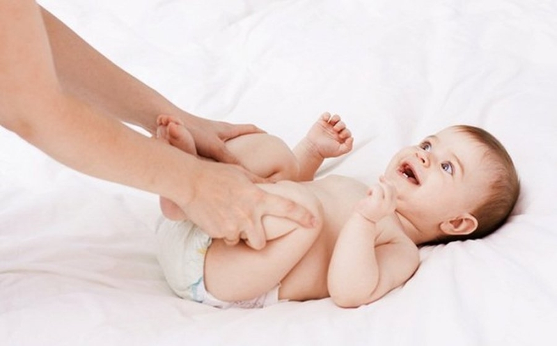 Bài tập giúp trẻ co duỗi chân giúp phát triển cơ chân chắc khỏe và chữa táo bón cho bé