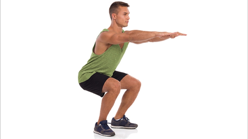 Squat là một bài tập rất phổ biến và có thể giúp vòng 3 nam giới thêm săn chắc và quyến rũ