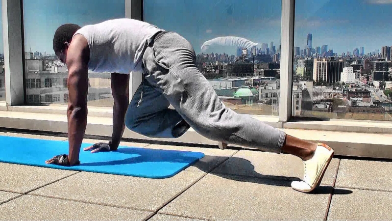 Bài tập leo núi tại chỗ giúp cơ thể đốt cháy calo dư thừa, giảm mỡ vùng eo hiệu quả