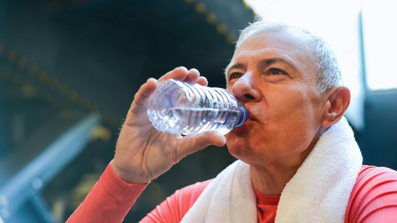 Người bệnh uống đủ nước để hỗ trợ làm loãng dịch nhầy đường thở