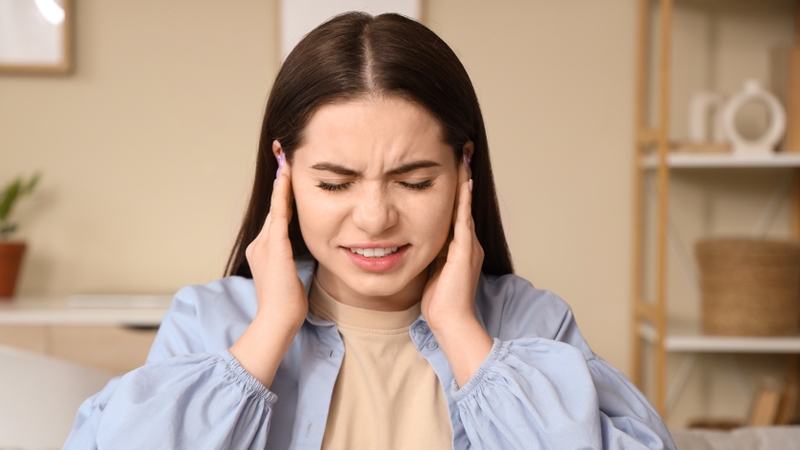 Ù tai là cảm giác nghe thấy âm thanh bất thường như tiếng ve, tiếng rít hoặc tiếng gió khi không có nguồn âm thanh bên ngoài