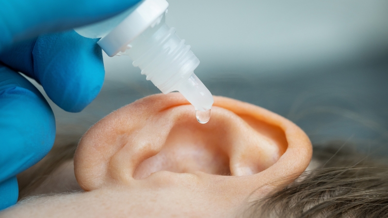 Bác sĩ có thể kê đơn thuốc nhỏ tai, kháng sinh, thuốc kháng viêm hoặc thuốc giảm phù nề