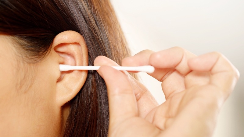 Không ngoáy tai bằng vật cứng, nhọn hoặc tăm bông đưa sâu vào ống tai