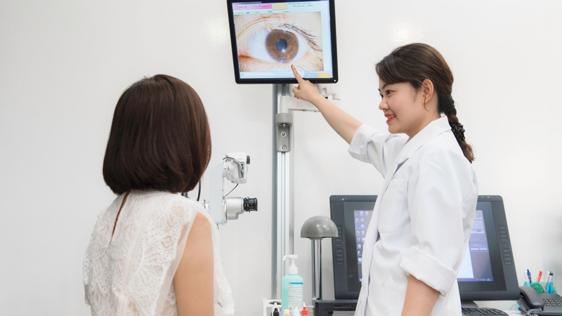 Các biện pháp hỗ trợ điều trị mắt sưng đỏ có ghèn 2