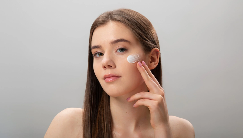 Trong các bước skincare cho da mụn ẩn cần có bước dưỡng ẩm với các sản phẩm kết cấu mỏng nhẹ