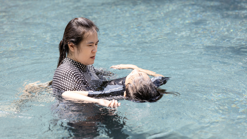Cần nhanh chóng đưa trẻ ra khỏi nước bằng phương pháp an toàn