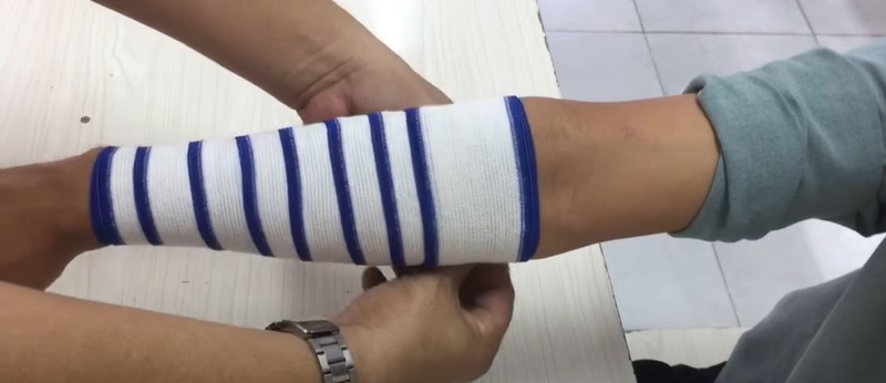 Các bước sơ cứu và băng bó cho người gãy xương cẳng tay 4