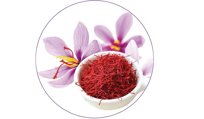 Nhụy hoa nghệ tây kết hợp với nước hoa hồng