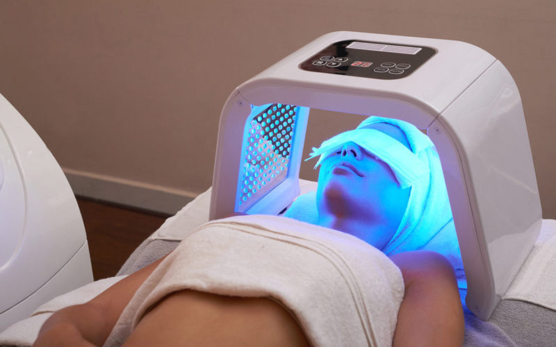 Các chị em đã biết ánh sáng xanh trong spa có tác dụng gì hay chưa?3