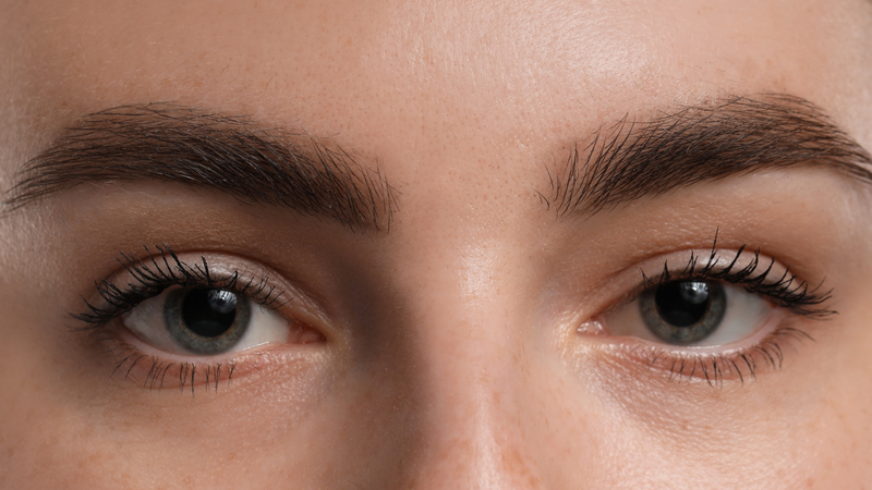 Lông mày cong đậm tạo cảm giác sắc sảo, trưởng thành