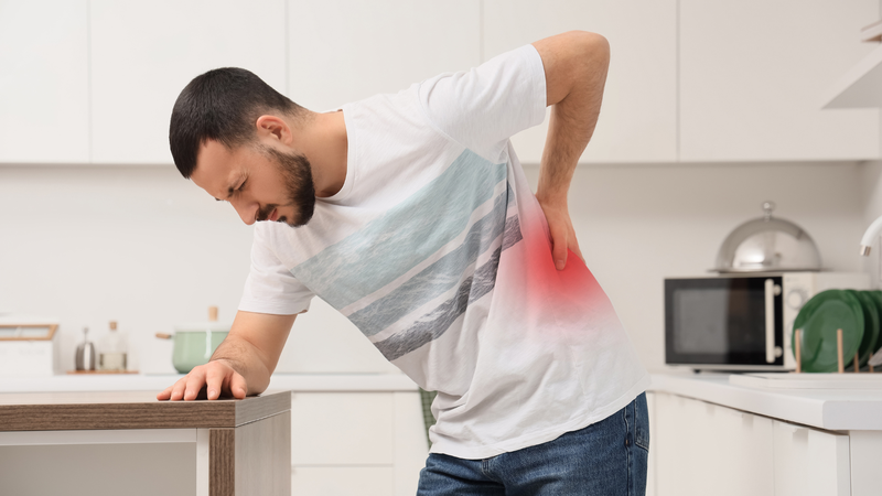 Nên đi khám nếu đau lưng kéo dài, xương dễ gãy dù chỉ va chạm nhẹ