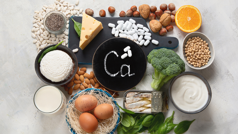 Bổ sung canxi từ sữa tươi, sữa chua và phô mai