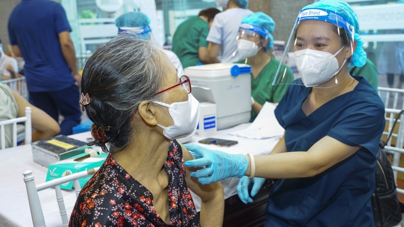 Các đối tượng nguy cơ cao nên tiêm vắc xin Covid-19 mũi nhắc lại - Hình 3