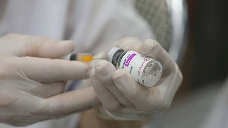 Các đối tượng nguy cơ cao nên tiêm vắc xin Covid-19 mũi nhắc lại - Hình 1