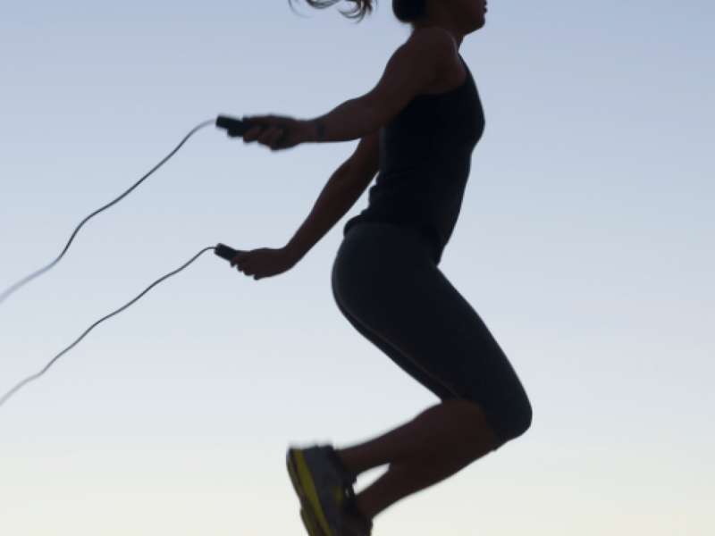 Nhảy dây theo kiểu nâng cao đầu gối