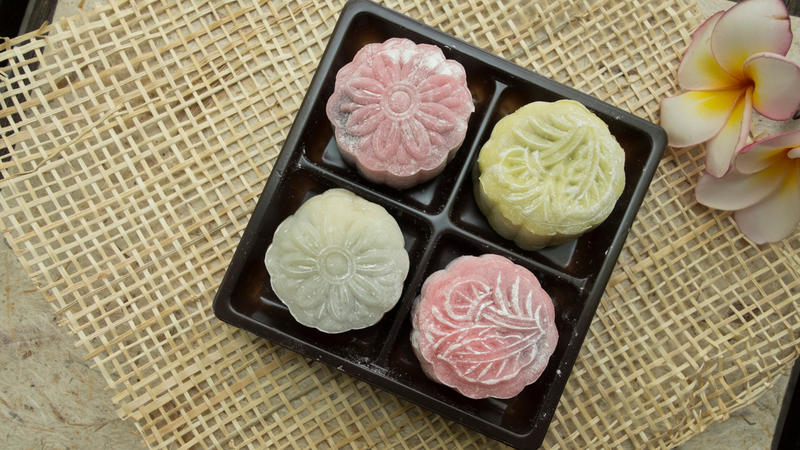 Bánh trung thu dẻo có lớp vỏ mềm dẻo, thường kết hợp nhân ngọt