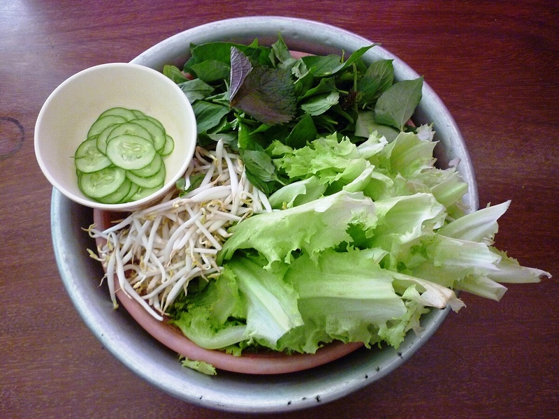 Nên ăn các loại bún kèm rau xanh để bổ sung chất xơ và tăng cảm giác no