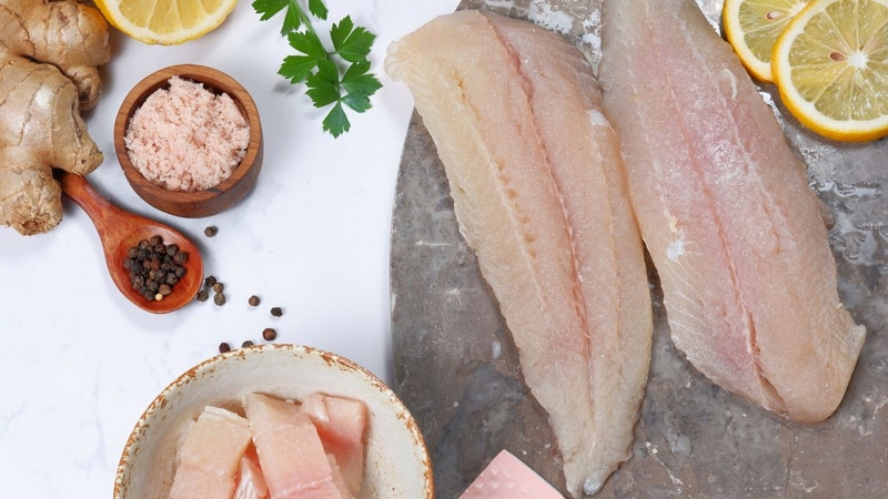 Cha mẹ nên kết hợp cá với đa dạng thực phẩm để bé có bữa ăn cân bằng dinh dưỡng