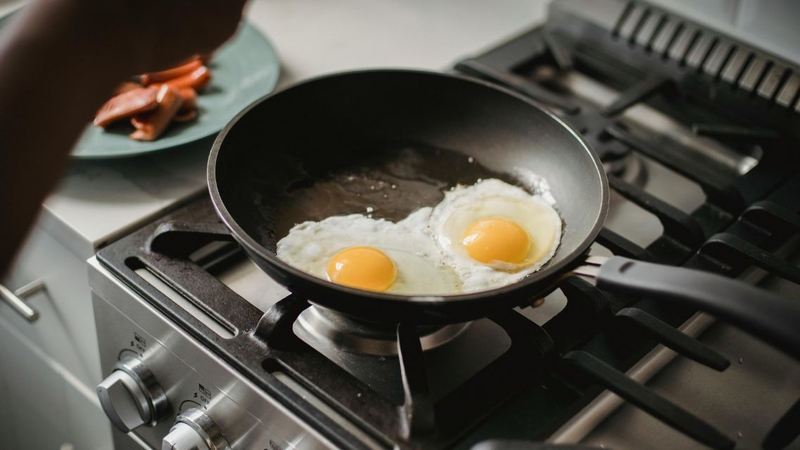 Chảo gang giữ nhiệt tốt, thích hợp áp chảo và chiên