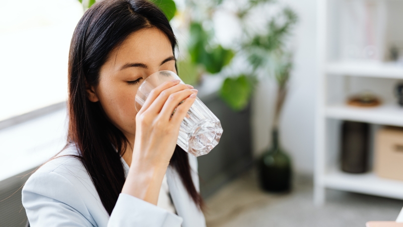 Duy trì thói quen bổ sung đầy đủ nước cho cơ thể